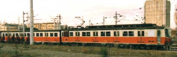 E14000 in the old red and white livery, both at Ankara station in december 1997. Photo JP Charrey