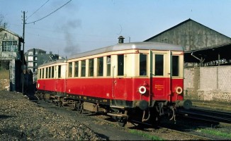 A rare view: a color picture of a 21 to 25 railcar (in the background)