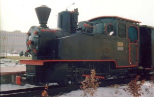 Bt Henschel n°1 of the OGÜ railway. The hose connecting to van, below the cab, is the compressed air feed. January 2002. Photo JP Charrey