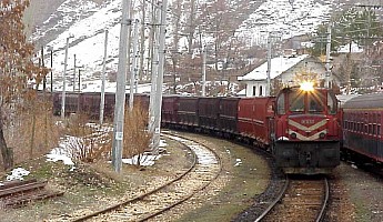 A DE24000 leading an iron ore block train to Iskenderun steel mill. Güneş, 8 January 2001, Photo Derya Ferendeci