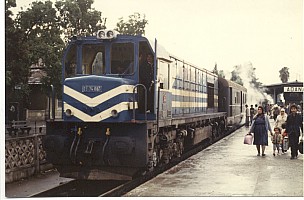 DE24060 just arriving at Adana, leading the Toros Expressi (Taurus Express). 18 October 1985, Photo Pierre Birgé. Blue DE24000 were not normaly used on this train.