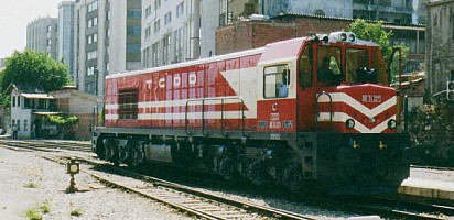 DE24227 in Basmane / Izmir, 11 June 2001, 10h40 This unit pulled in the Izmir Mavi Treni and is now reversing to the yards. Spotless conditions. Notice the silver roof. Photo JP Charrey