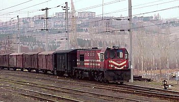 DE24359, leading an eastbound freight in Divriği. 8 January 2001, Photos Derya Ferendeci
