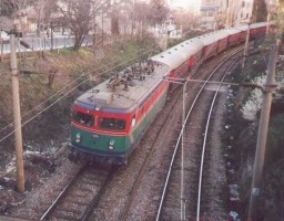 E52514, Adapazari Express , entering Bostanci station from Haydarpasa. March 2001